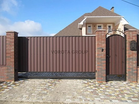 Откатные ворота из профнастила Doorhan с решеткой 2000x3000